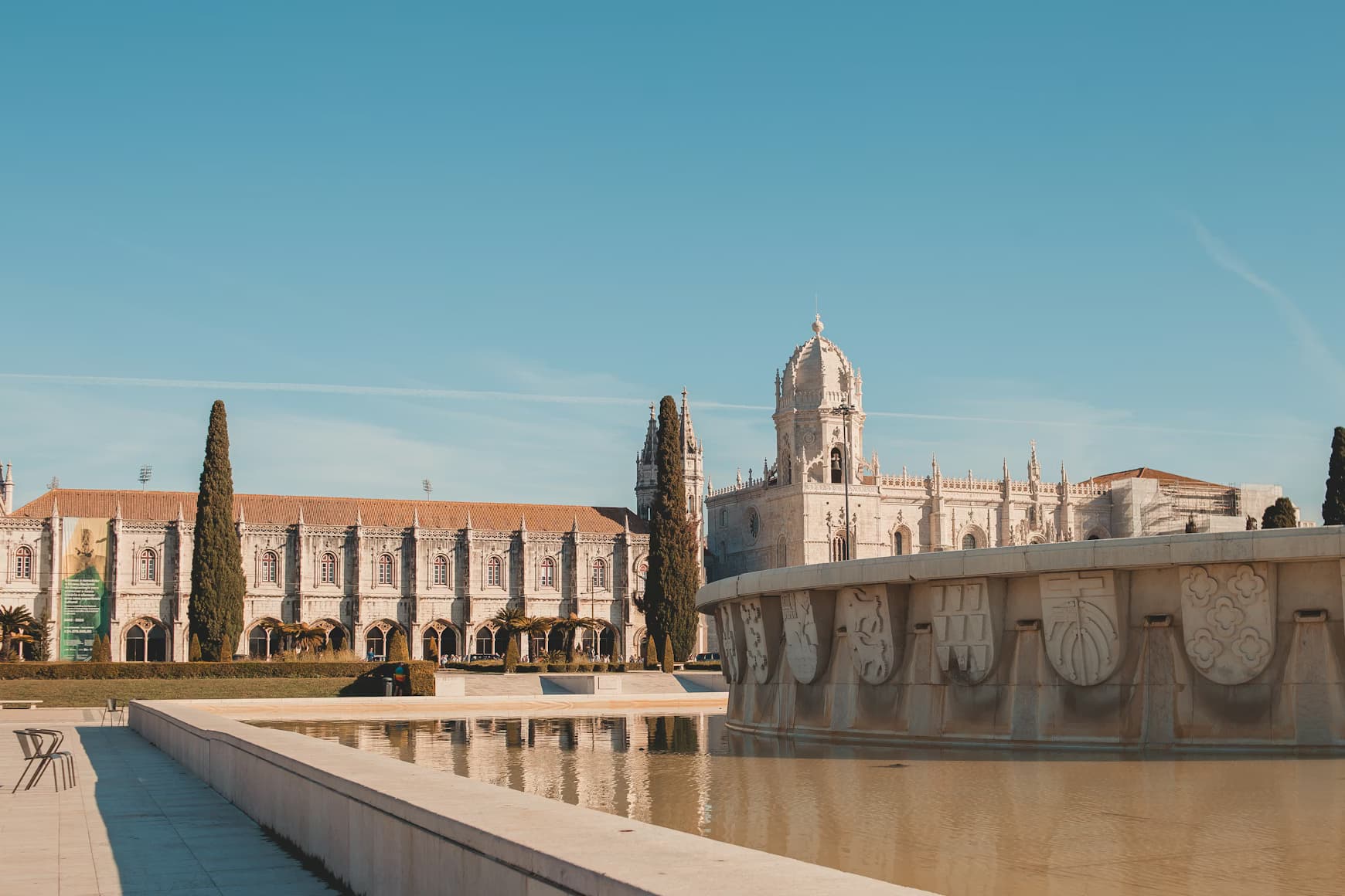 Belém: um grande edifício com uma fonte em frente.