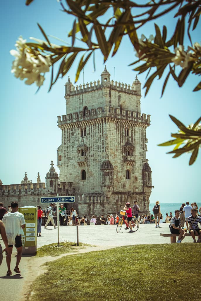 Belém: um grupo de pessoas em volta de um edifício alto.