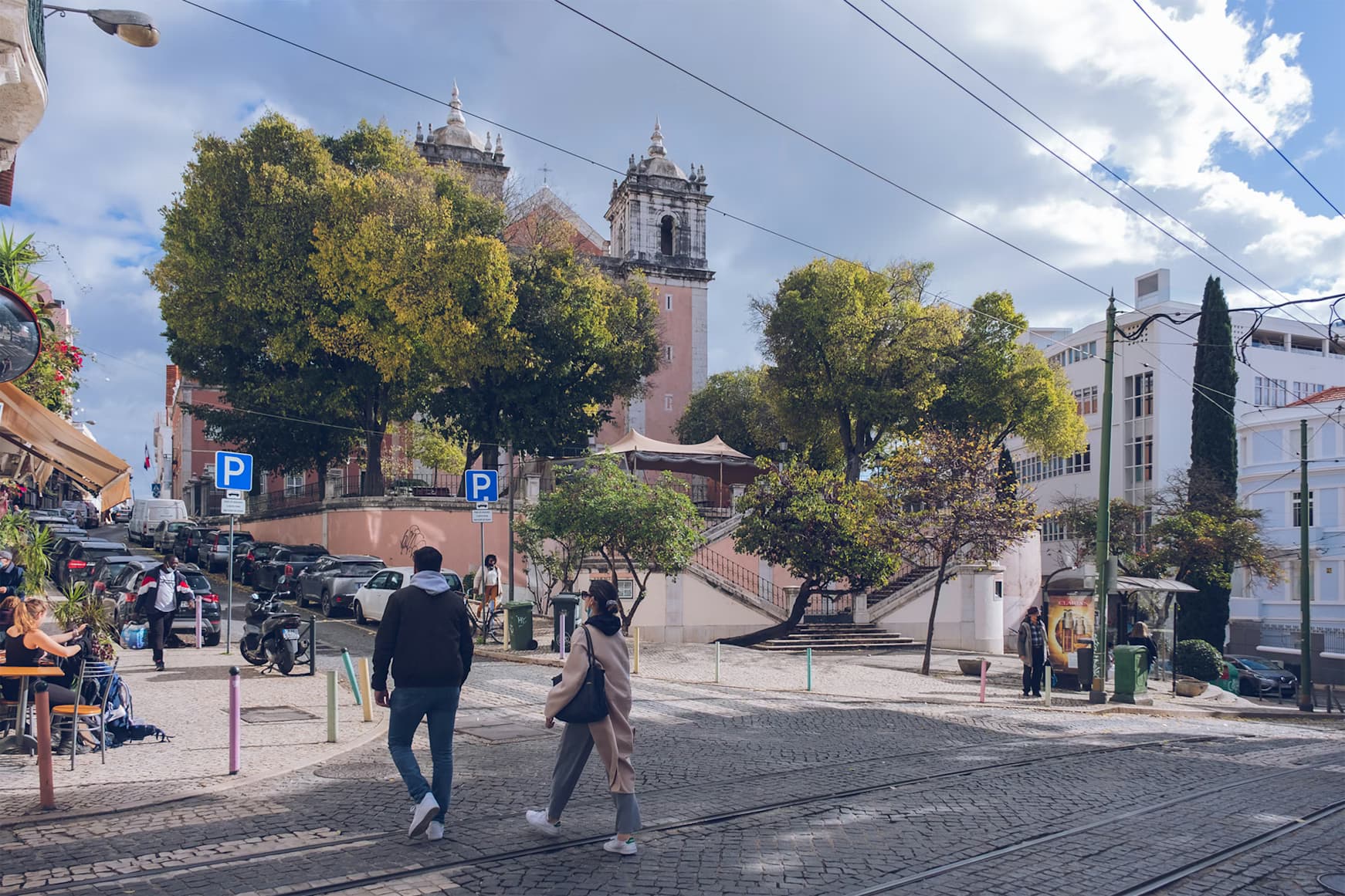 Estrela: um grupo de pessoas caminhando pela rua