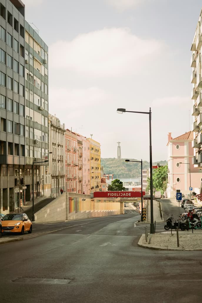 Estrela: uma rua com prédios em ambos os lados