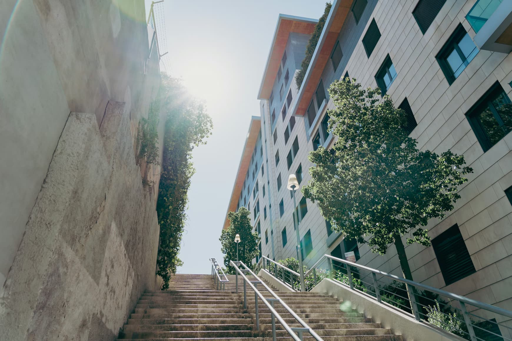 Estrela: uma escadaria que leva a um edifício.