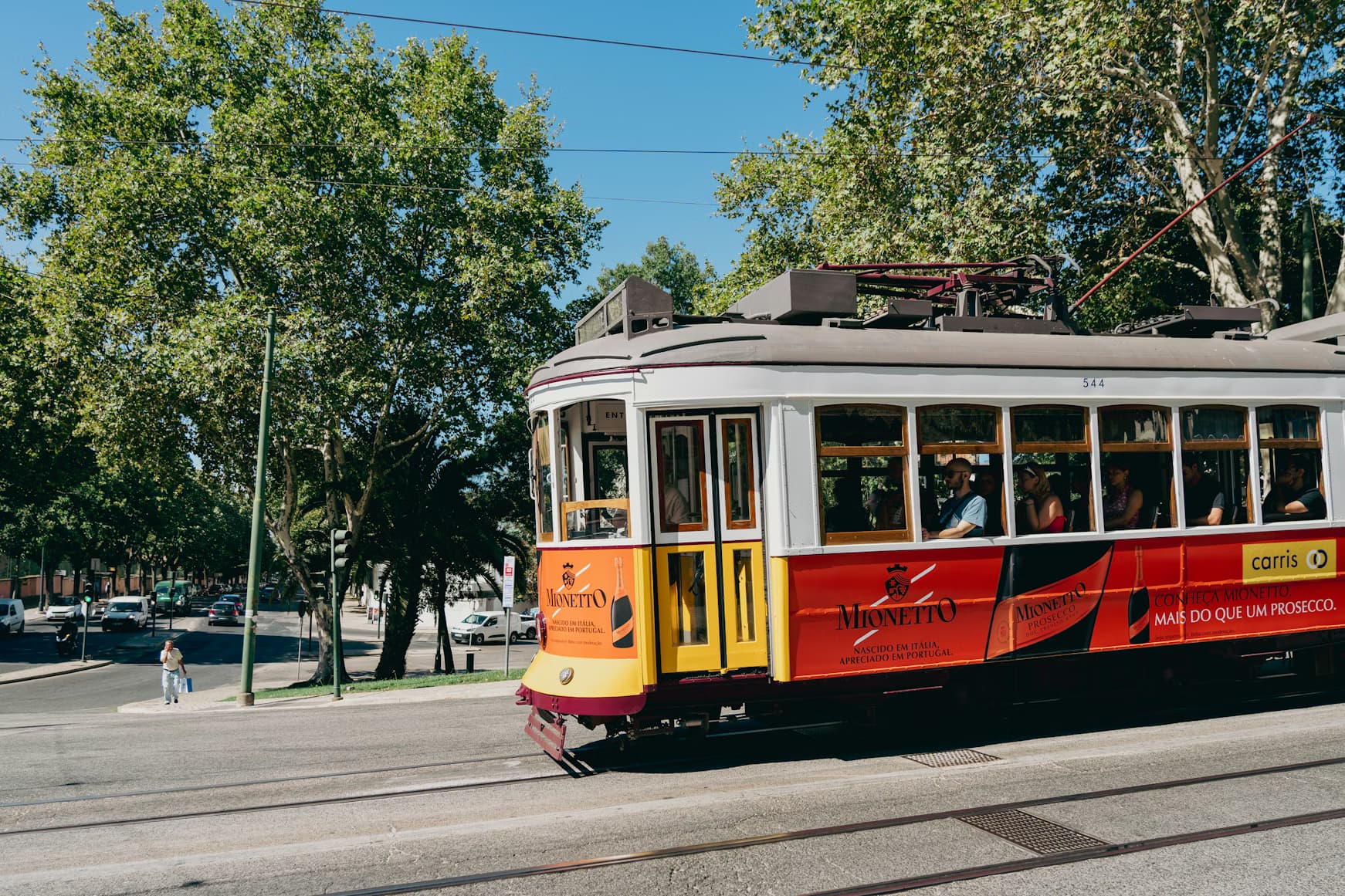 Estrela: um bonde vermelho e amarelo percorrendo uma rua