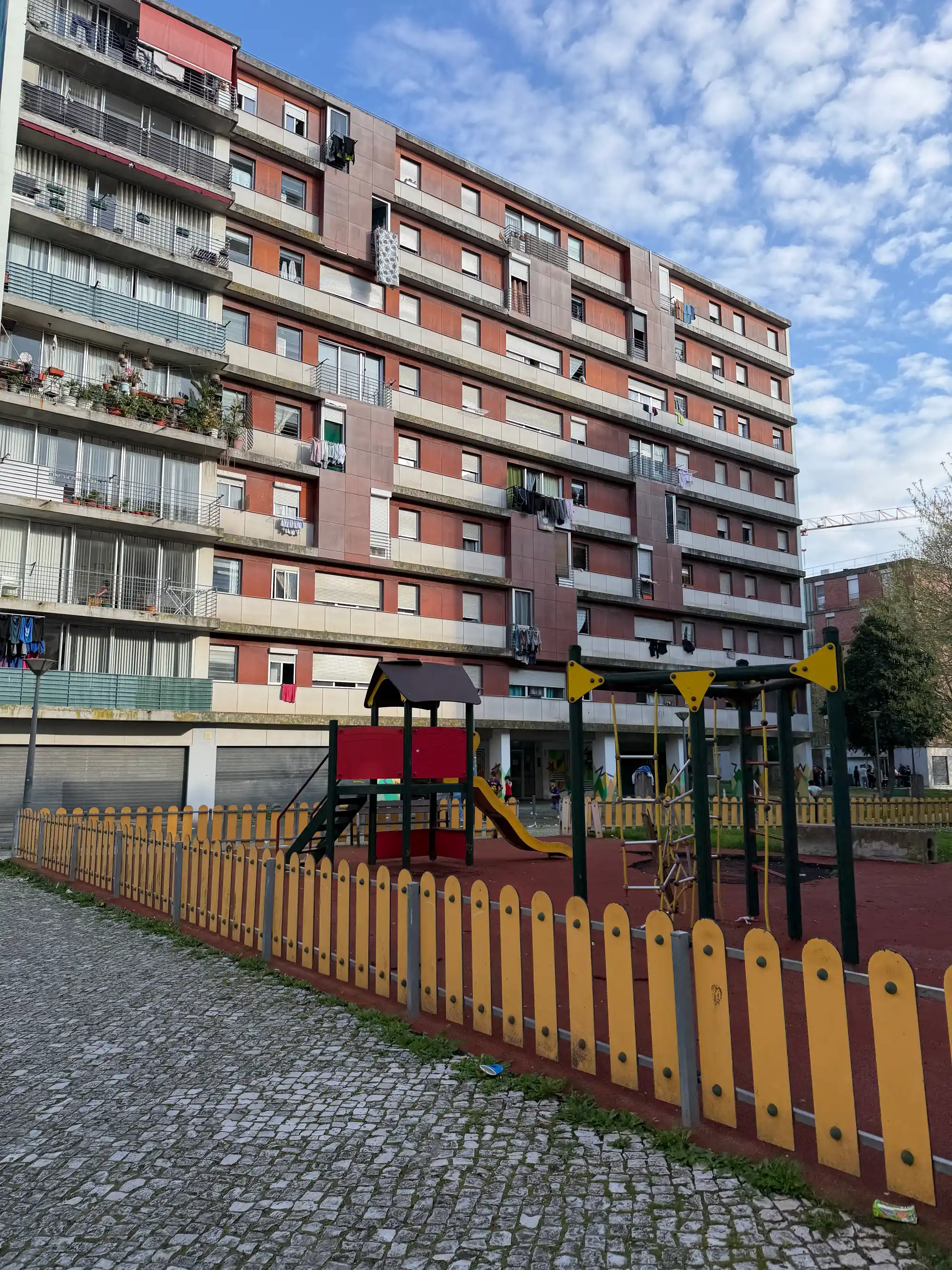 Edifício Lumiar Lisboa com parque infantil, complexo residencial e ambiente urbano ideal para famílias.