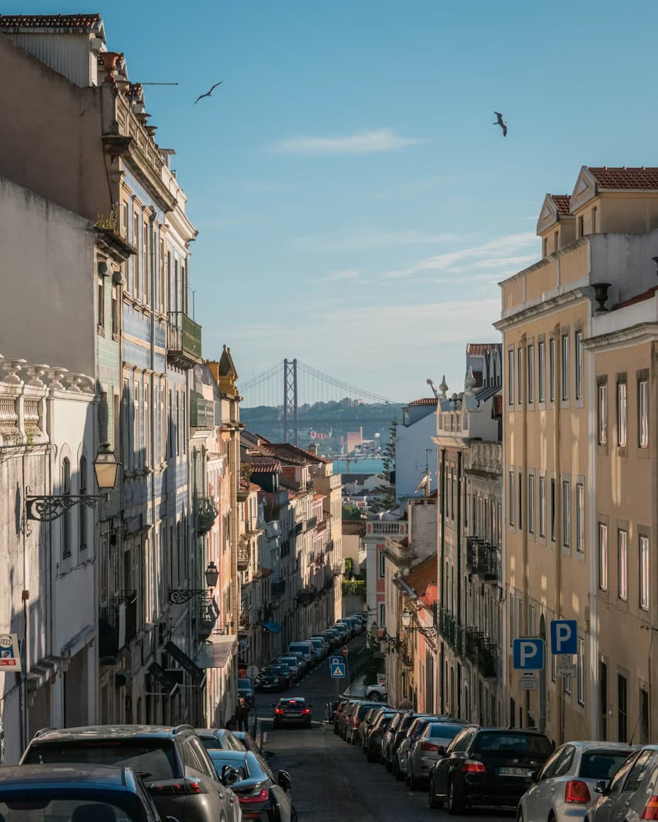 Misericórdia: uma rua da cidade com muito trânsito ao lado de prédios altos.