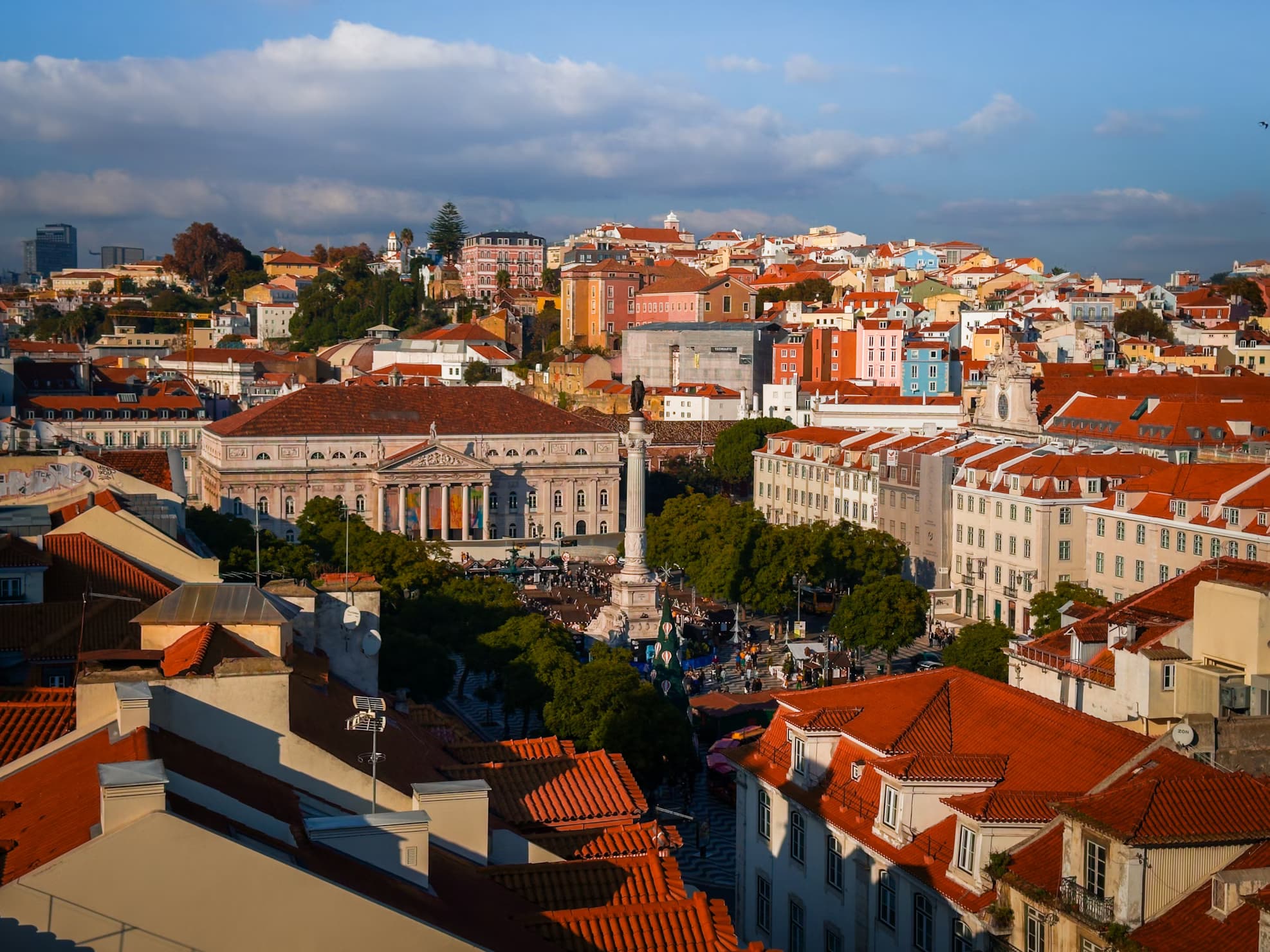uma vista de uma cidade com telhados vermelhos