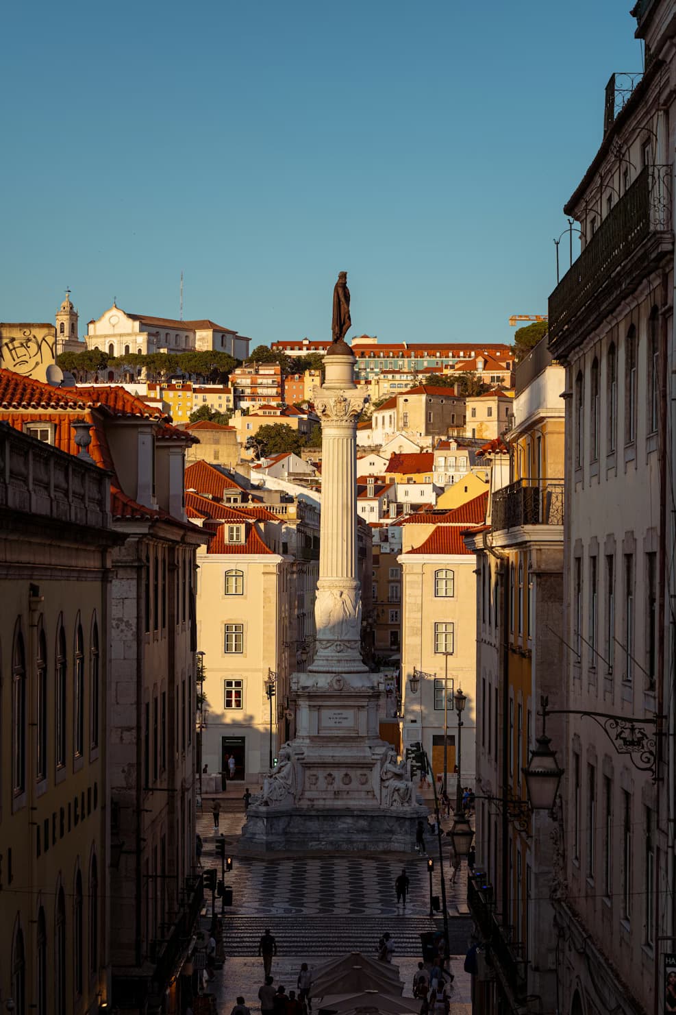 Um monumento ergue-se imponente numa cidade europeia.